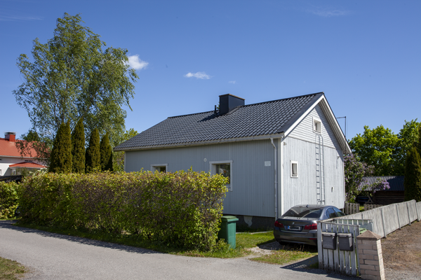 4 h + k + WC x 2 + s ja piharakennus Pläkkikaupunki Turku 130 m²