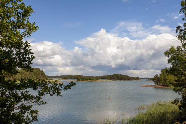 Olohuone, keittiö (takka), makuutiloja kuudelle, tilava lasiveranta Kiparluoto Kustavi 50 m²